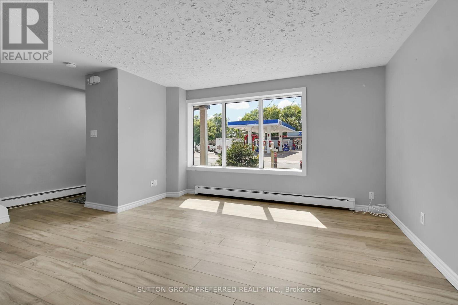 18.5 Adelaide Street S, London South (South I), Ontario  N5Z 3J8 - Photo 4 - X12169852