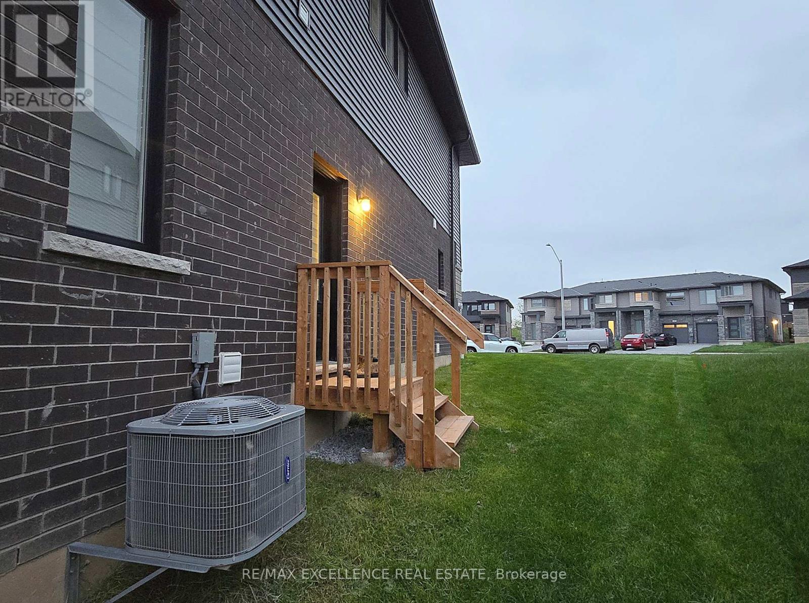 30 Whelan Court, Thorold (Hurricane/merrittville), Ontario  L2V 0M3 - Photo 3 - X12169739
