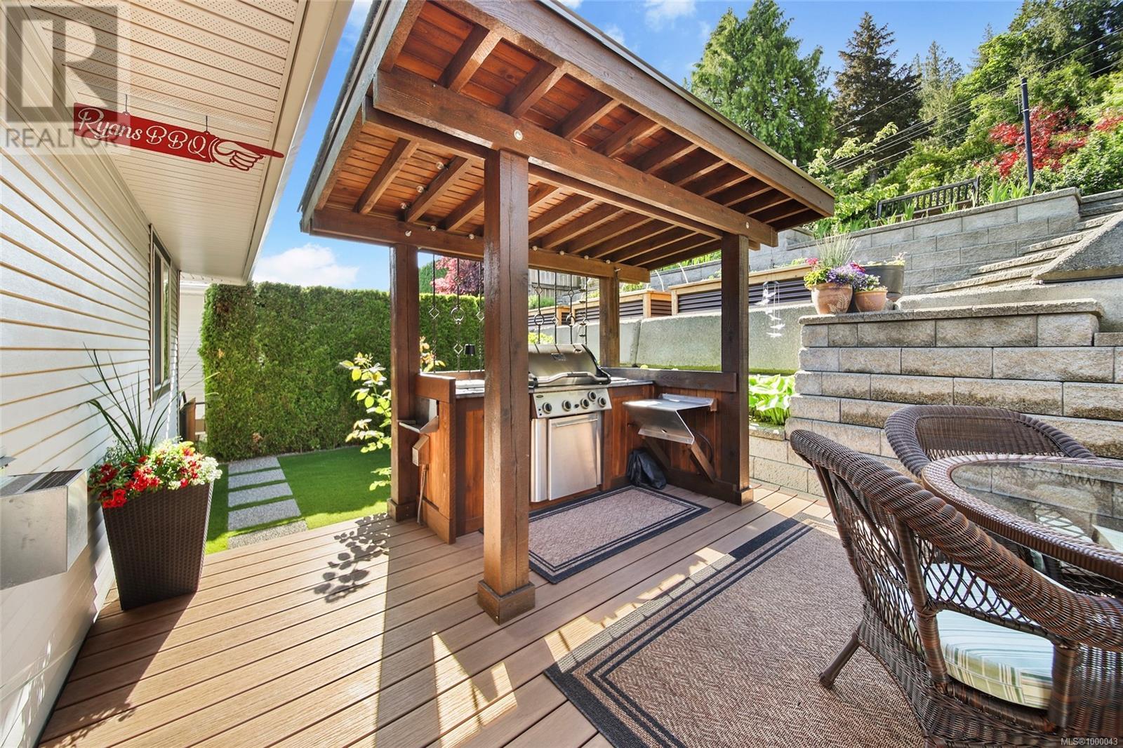 Property at 5248 Laguna Way image 3