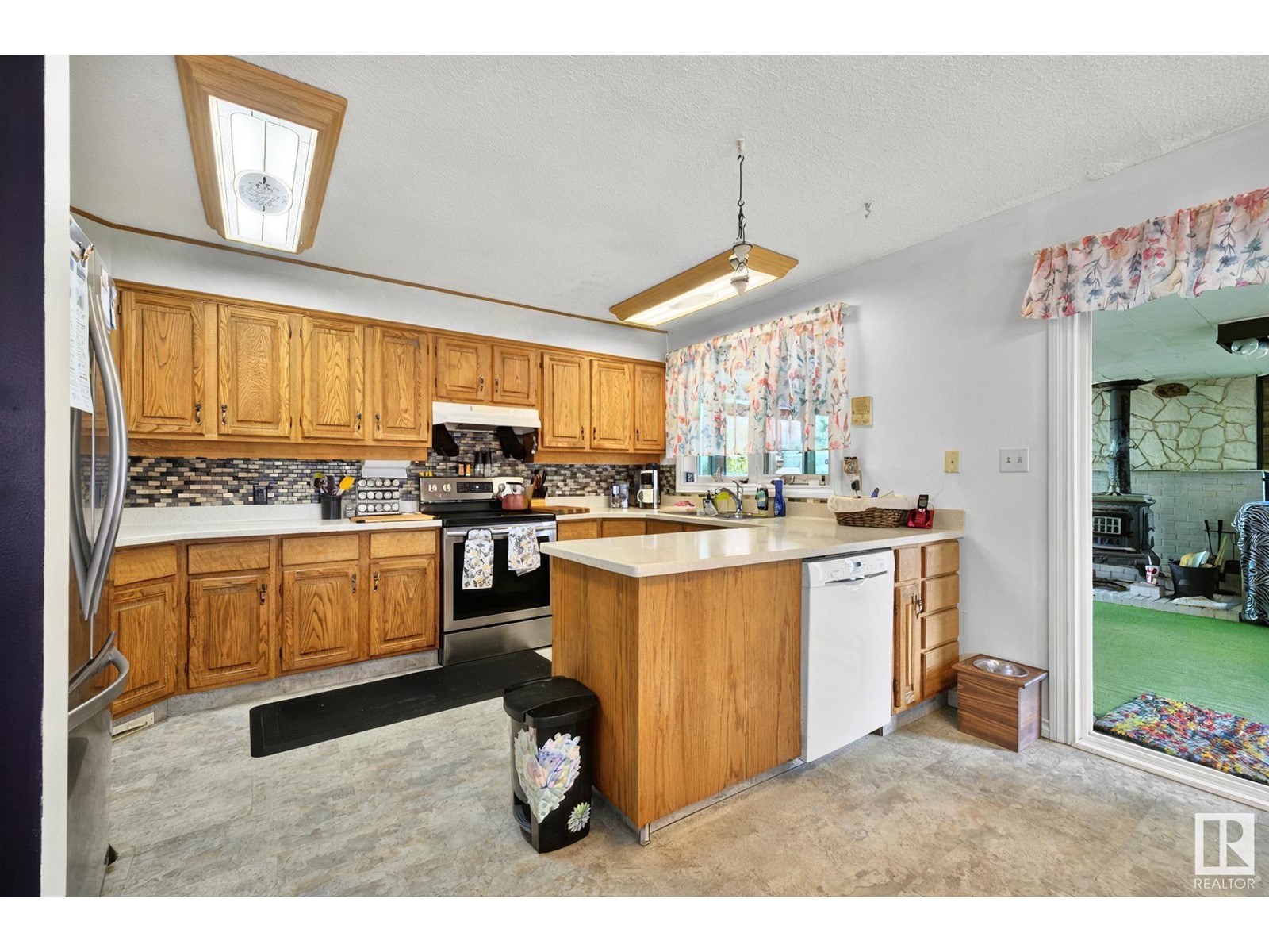 Property at 10420 32 AV NW image 2