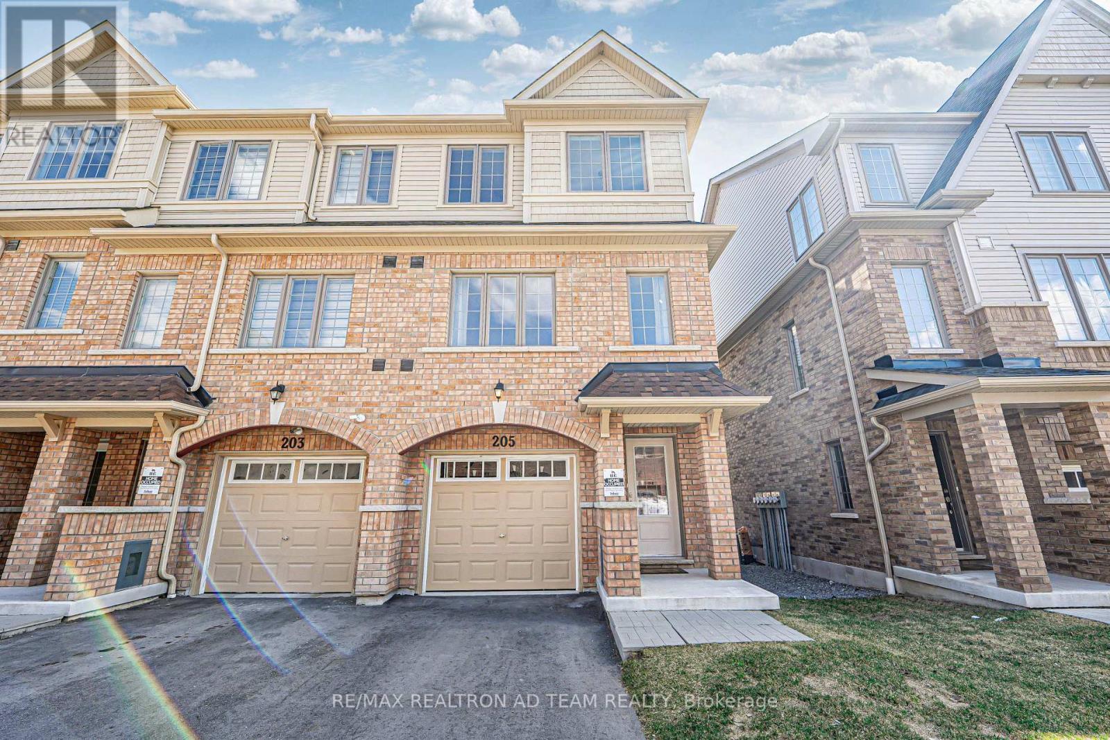 205 ROYAL NORTHERN PATH, Oshawa, Ontario