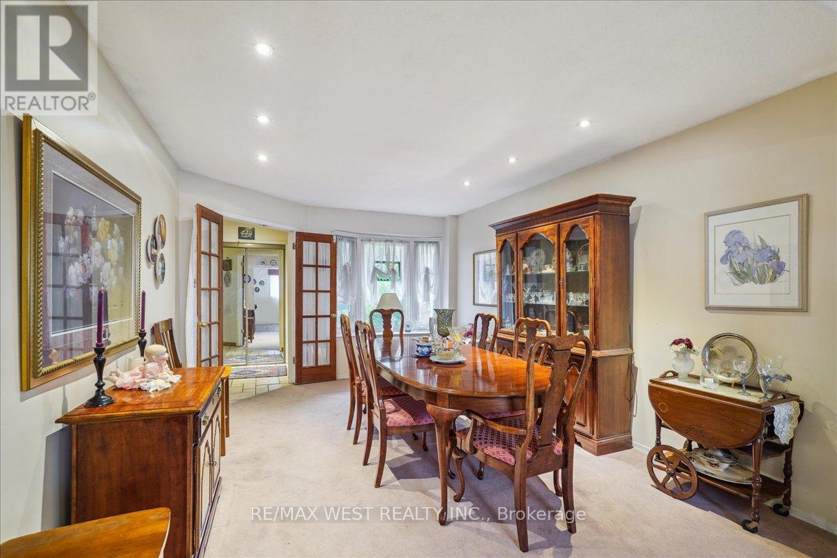 15 Versailles Court, Richmond Hill, Ontario  L4C 8V5 - Photo 2 - N12169793