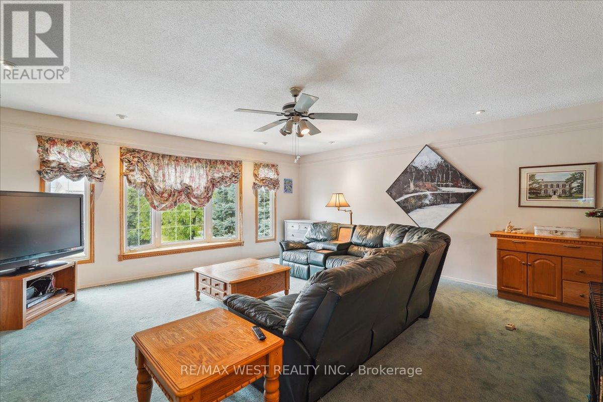 15 Versailles Court, Richmond Hill, Ontario  L4C 8V5 - Photo 3 - N12169793