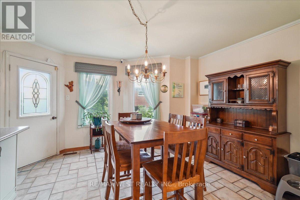15 Versailles Court, Richmond Hill, Ontario  L4C 8V5 - Photo 4 - N12169793