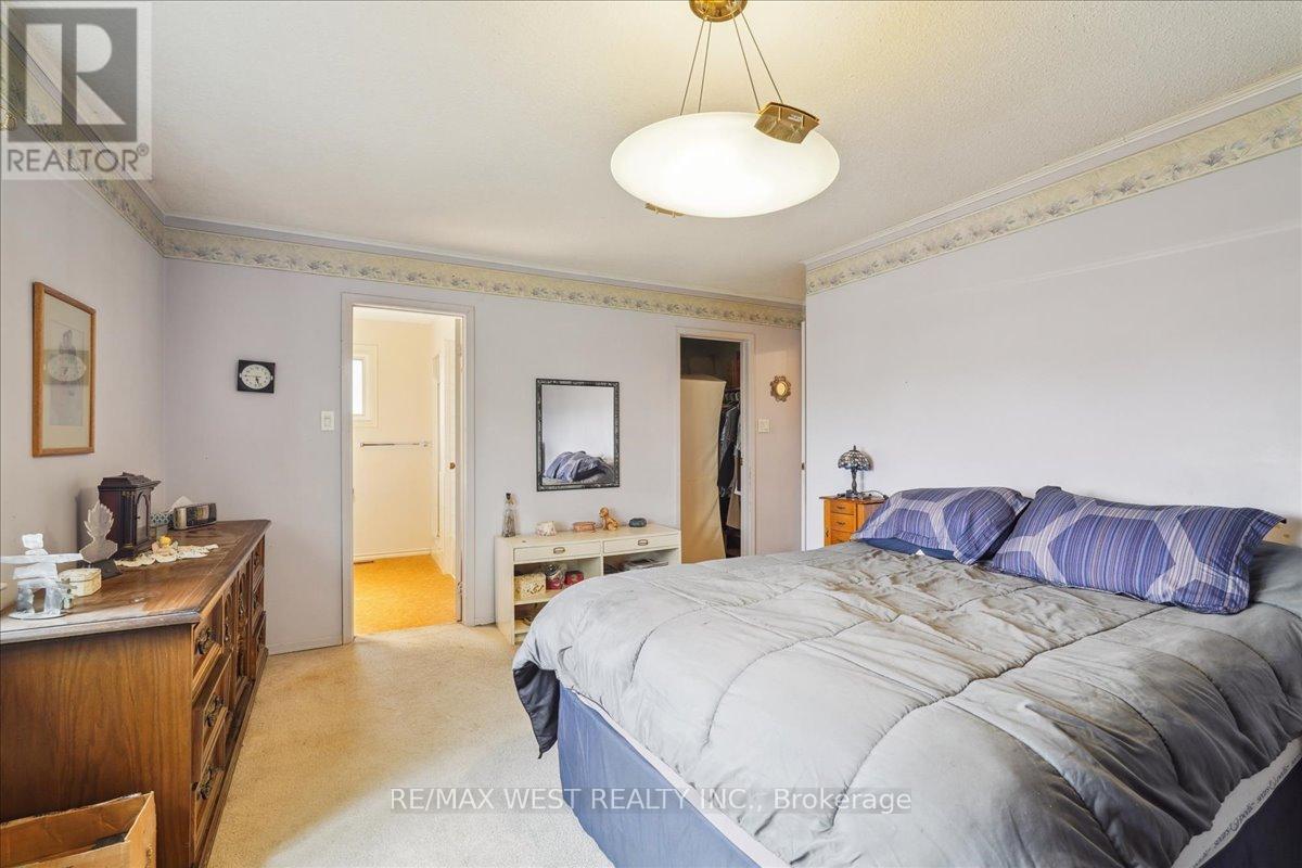 15 Versailles Court, Richmond Hill, Ontario  L4C 8V5 - Photo 6 - N12169793
