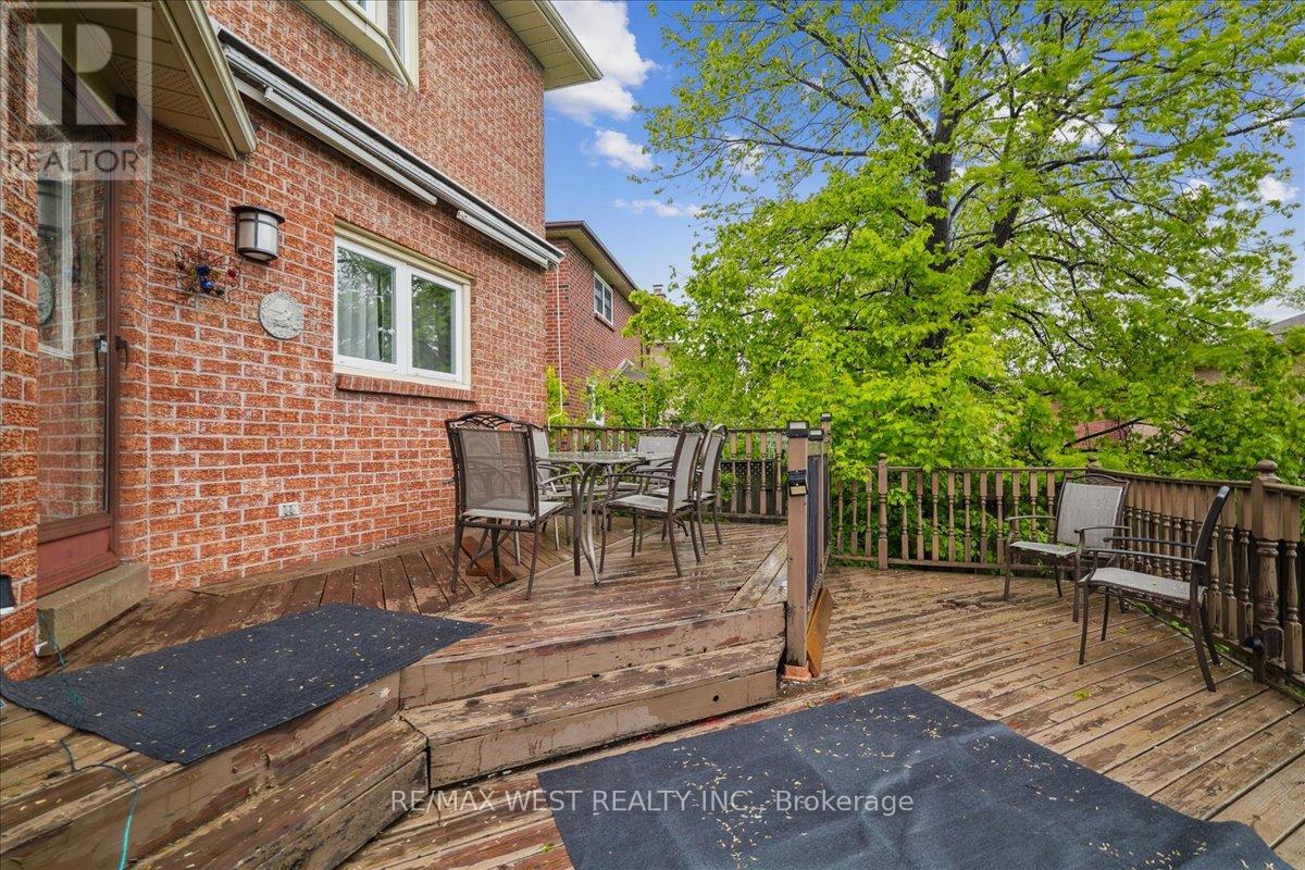 15 Versailles Court, Richmond Hill, Ontario  L4C 8V5 - Photo 8 - N12169793