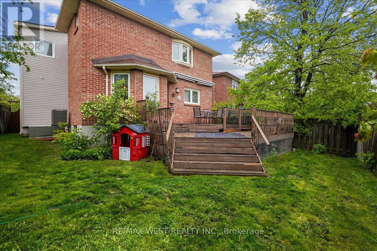 15 Versailles Court, Richmond Hill, Ontario  L4C 8V5 - Photo 9 - N12169793