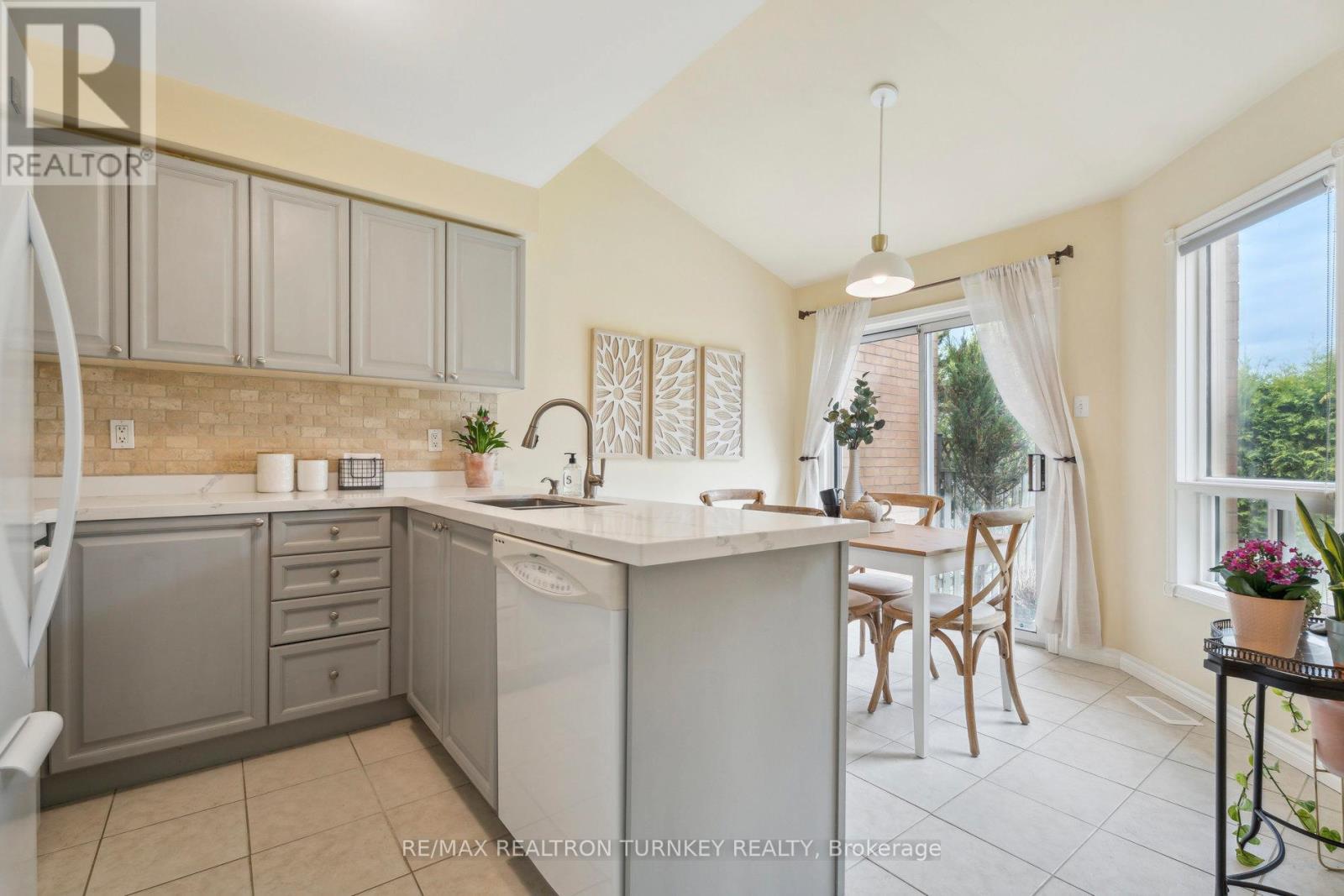 456 Bartholomew Drive, Newmarket (Summerhill Estates), Ontario  L3X 2E5 - Photo 17 - N12169807