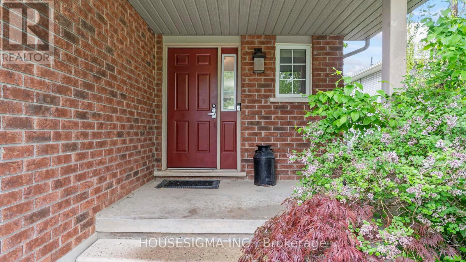 Photo 3 of 42 for 21 Goldenrod Court