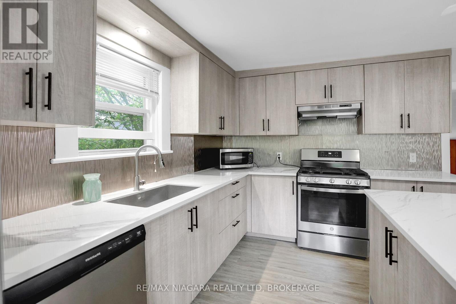 3877 West Main Street, Fort Erie (Stevensville), Ontario  L0S 1S0 - Photo 7 - X12169973