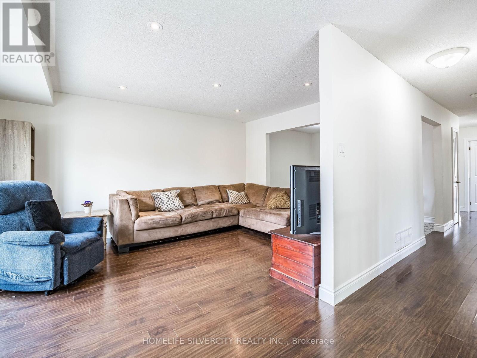 53 Charters Road W, Brampton, Ontario  L6V 2S7 - Photo 14 - W12169819