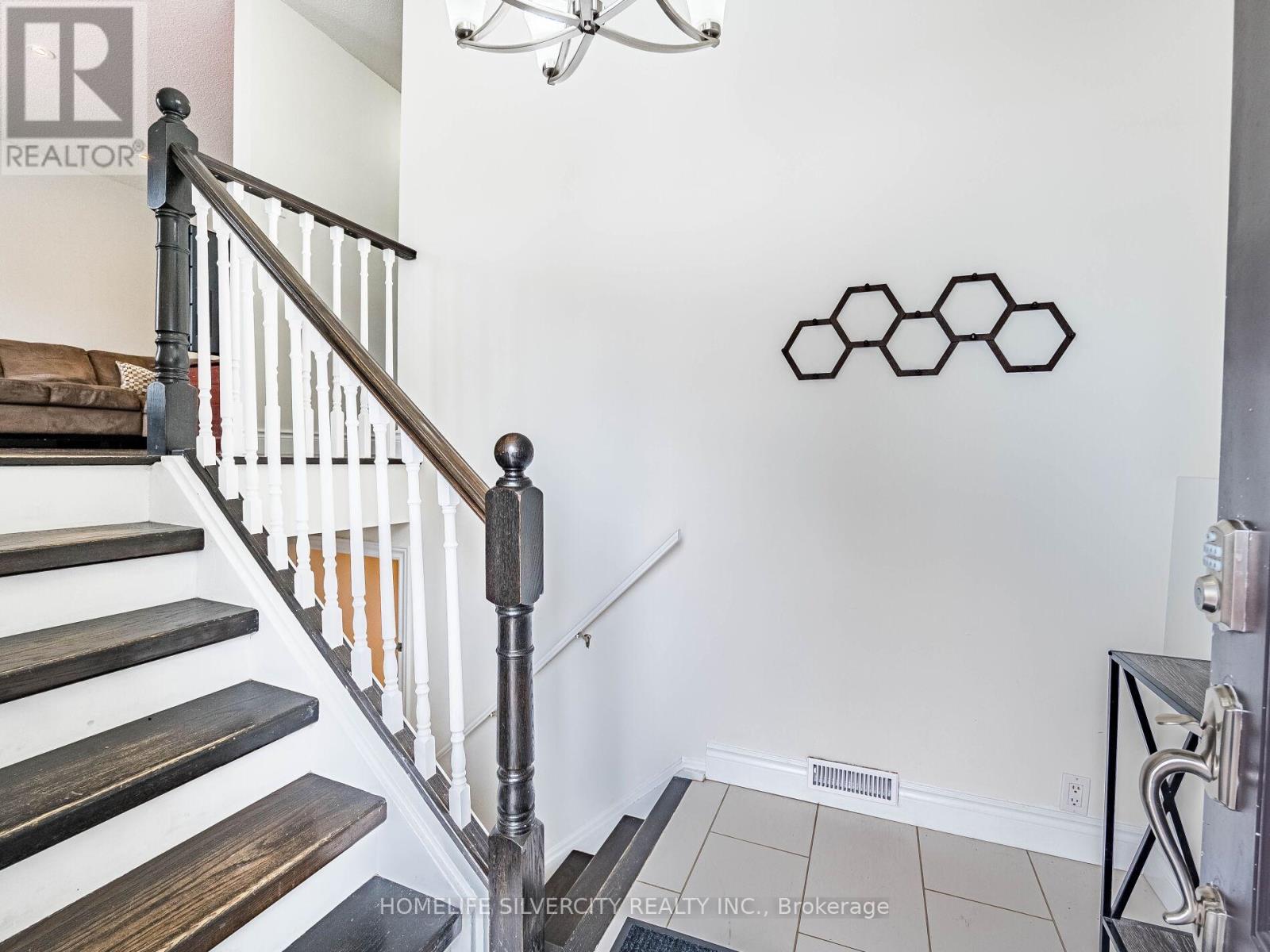 53 Charters Road W, Brampton, Ontario  L6V 2S7 - Photo 5 - W12169819