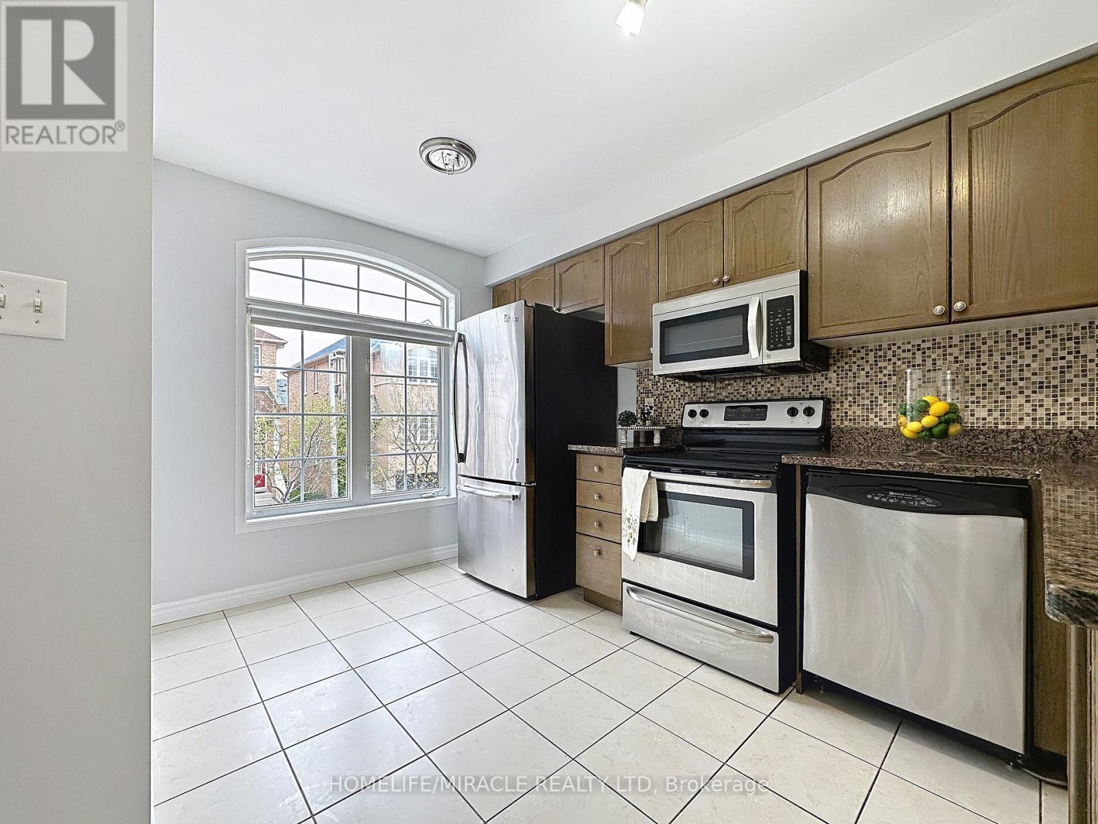7081 Fairmeadow Crescent, Mississauga, Ontario  L5N 8R6 - Photo 6 - W12169875