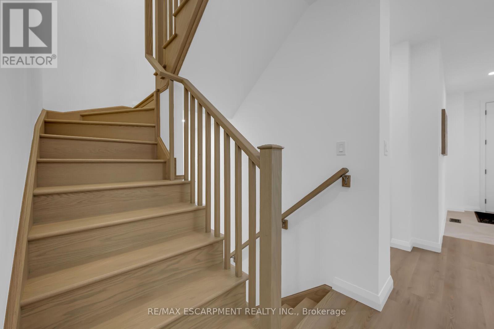 31 Kingfisher Drive, Hamilton, Ontario  L9A 5A4 - Photo 25 - X12169810