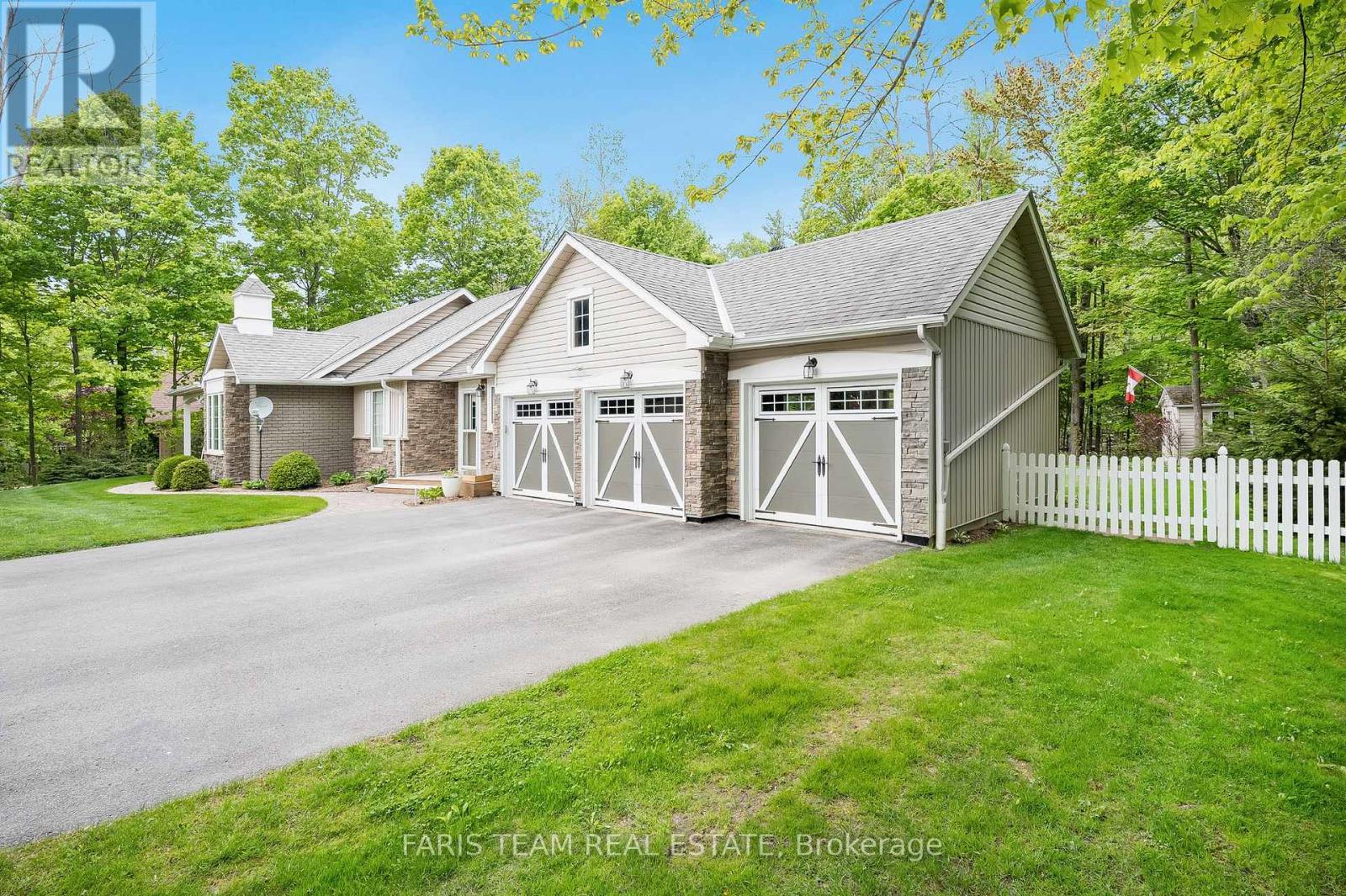 220 Gilwood Park Drive, Penetanguishene, Ontario  L9M 1Z6 - Photo 2 - S12131922