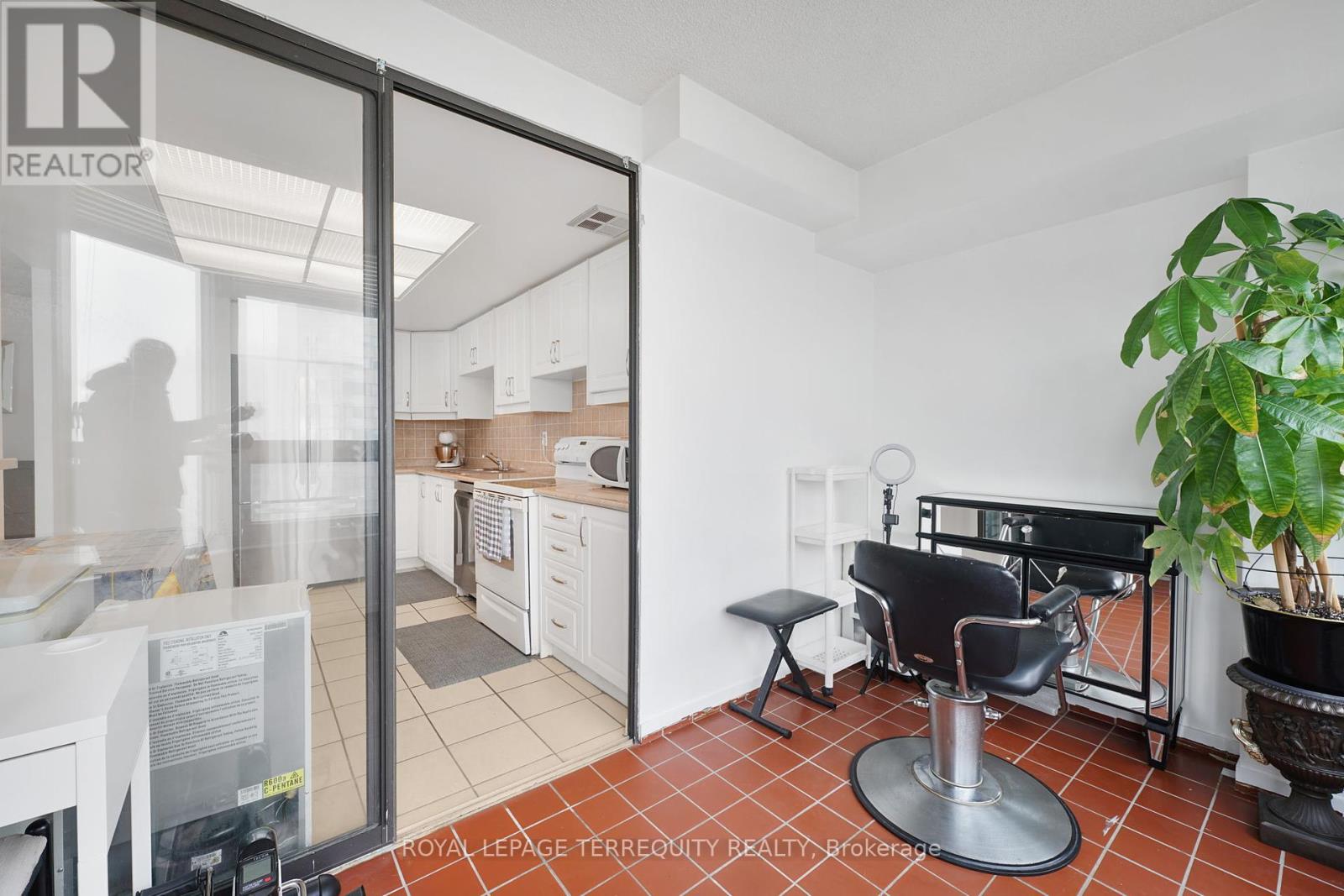 1702 - 8 Lisa Street, Brampton, Ontario  L6T 4S6 - Photo 11 - W12169910