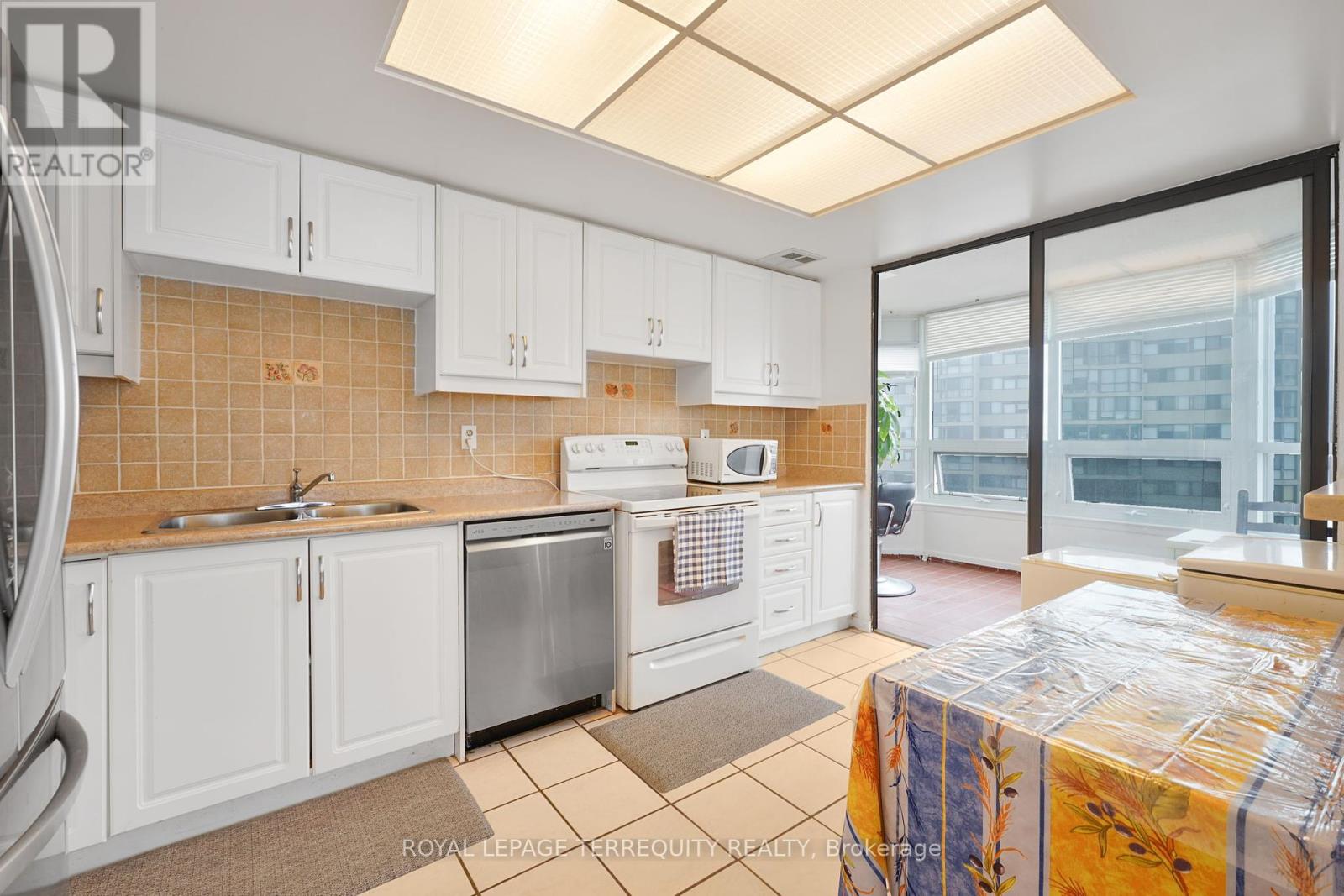 1702 - 8 Lisa Street, Brampton, Ontario  L6T 4S6 - Photo 8 - W12169910