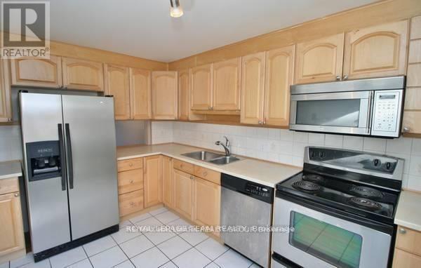 73 - 1957 Stonehenge Crescent E, Ottawa, Ontario  K1B 4N7 - Photo 5 - X12170031