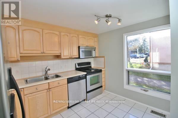 73 - 1957 Stonehenge Crescent E, Ottawa, Ontario  K1B 4N7 - Photo 6 - X12170031