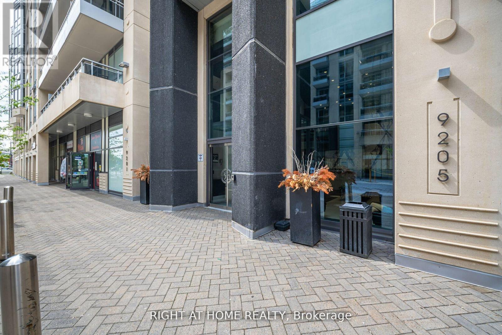 1709 - 9205 Yonge Street, Richmond Hill, Ontario  L4C 1V5 - Photo 1 - N12169963