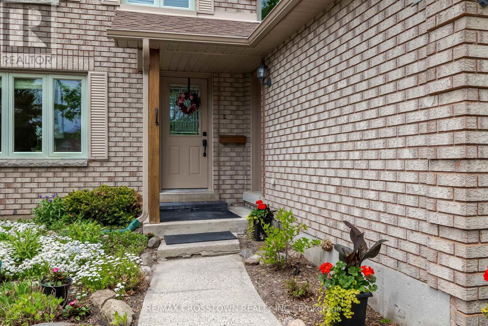 10 Nugent Court, Barrie, Ontario  L4N 7A9 - Photo 3 - S12169996