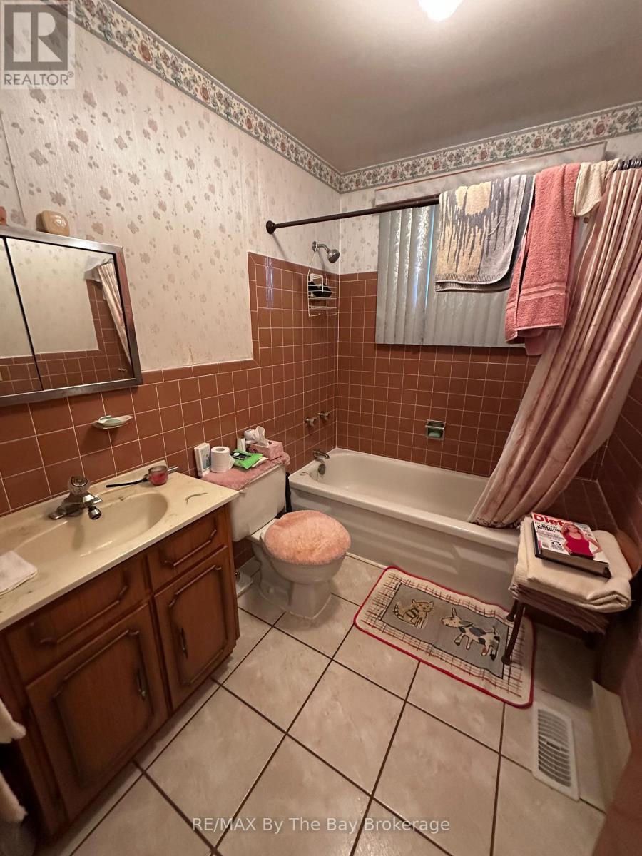 35 Frederick Drive, Wasaga Beach, Ontario  L9Z 1P9 - Photo 5 - S12170180