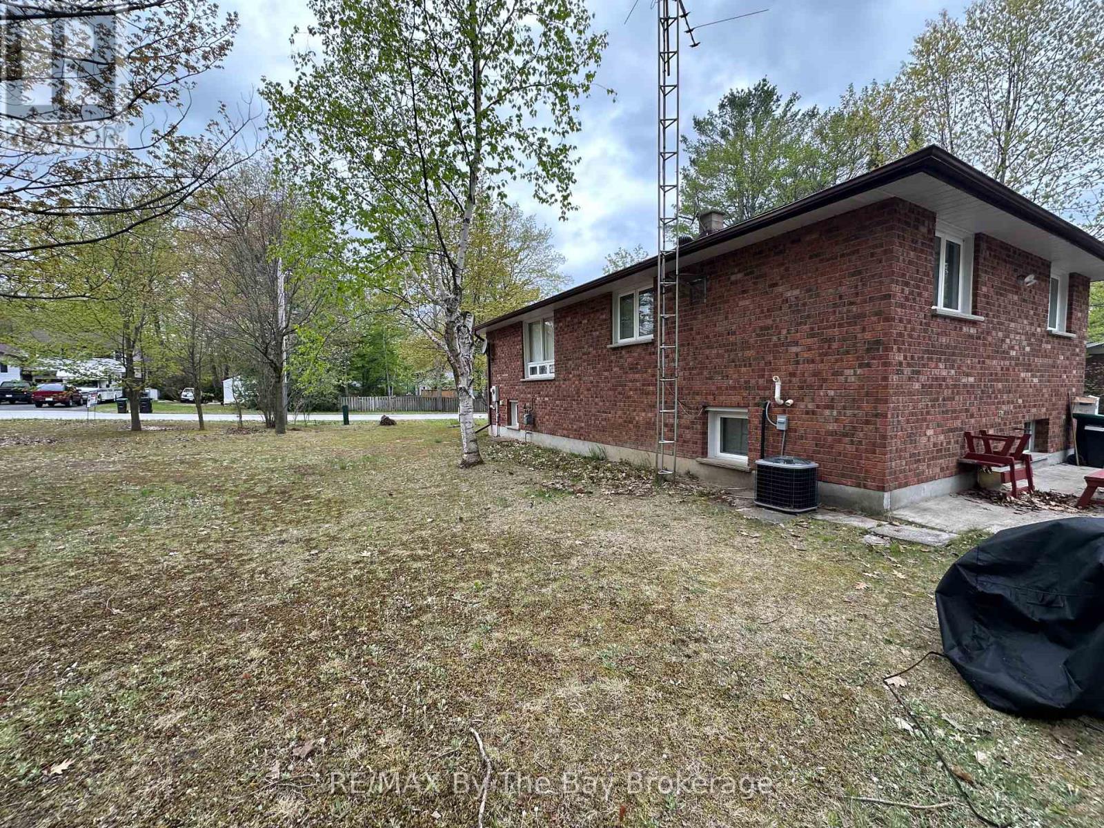 35 Frederick Drive, Wasaga Beach, Ontario  L9Z 1P9 - Photo 6 - S12170180