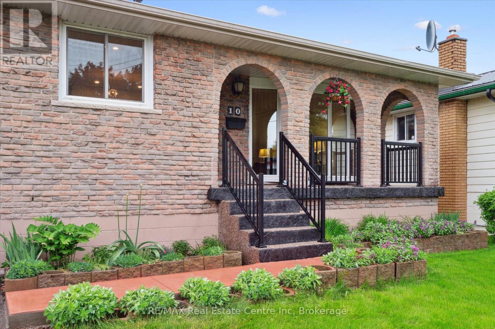 10 Villa Court, Hamilton, Ontario  L8W 1M2 - Photo 2 - X12170197