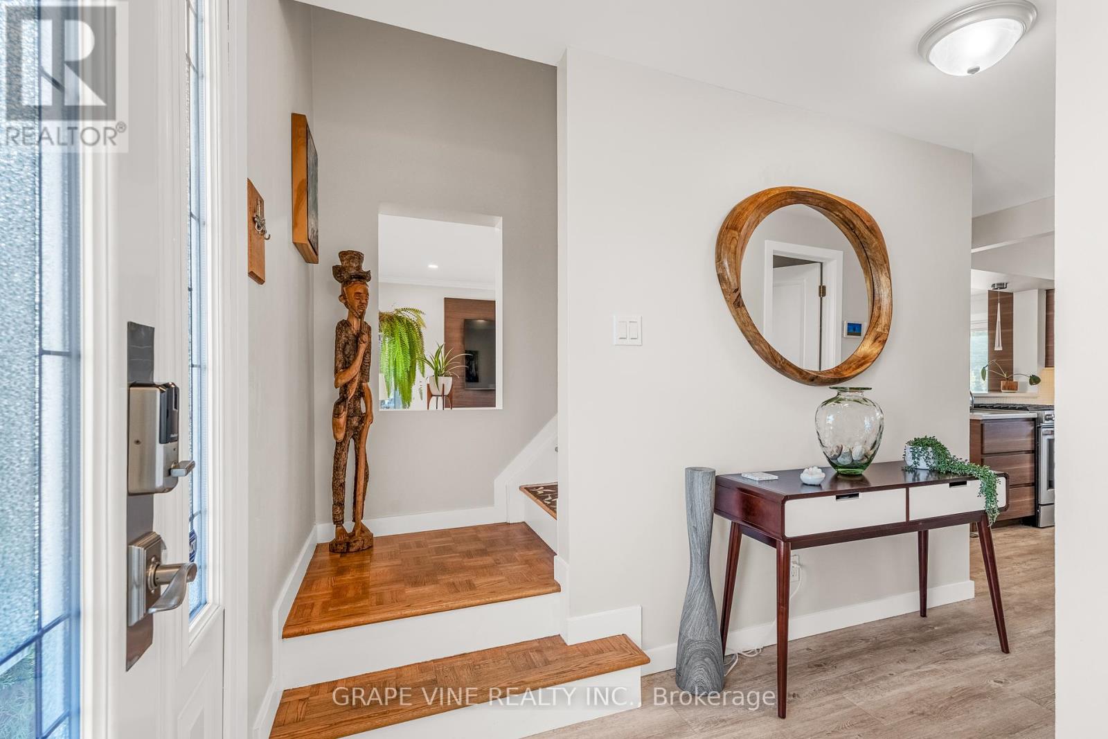 406 Woodfield Drive, Ottawa, Ontario  K2G 3W9 - Photo 4 - X12170125