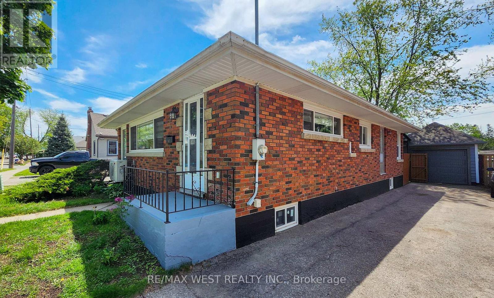 Property at 90 STRATHCONA AVENUE image 3
