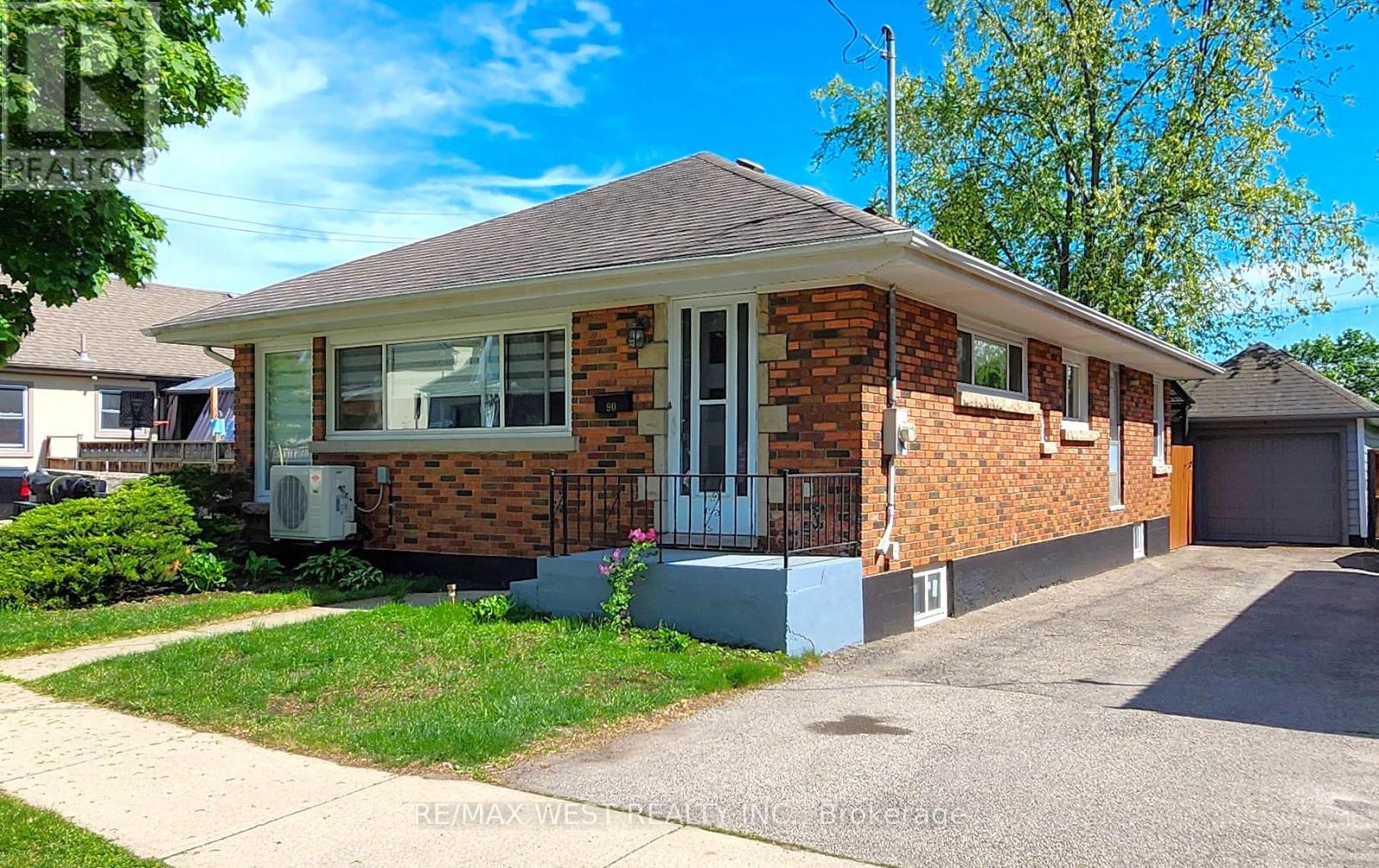 90 STRATHCONA AVENUE, Brantford, Ontario