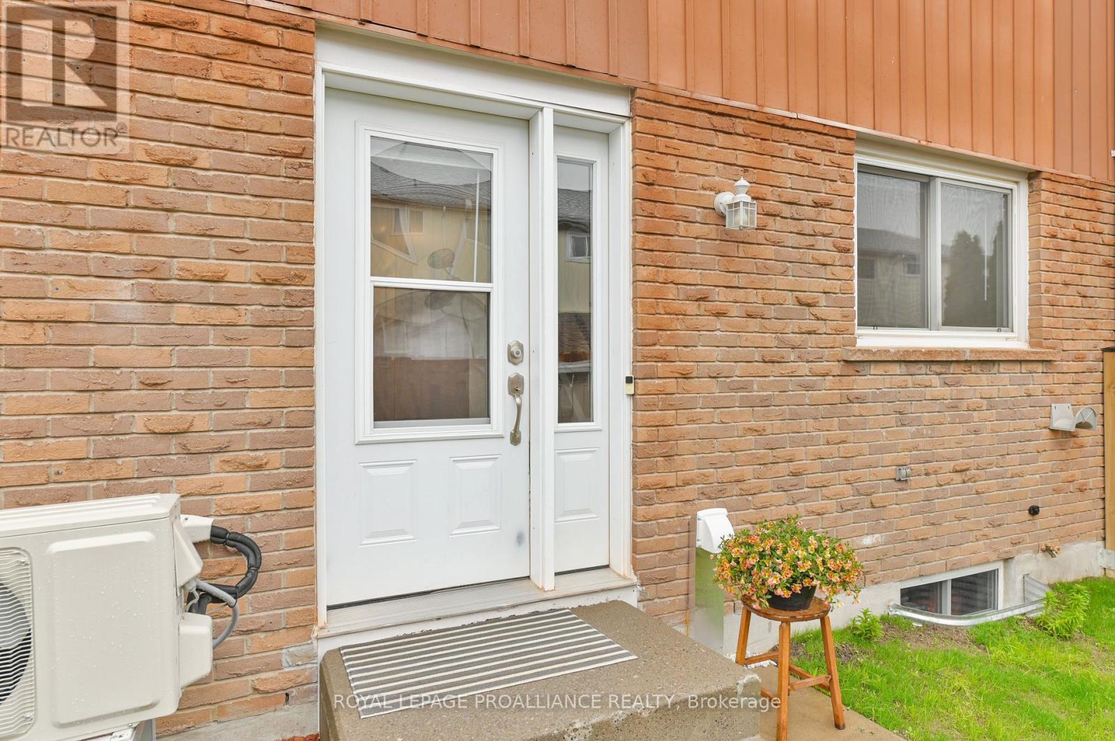 31 - 17 Tracey Park Drive, Belleville, Ontario  K8P 4R5 - Photo 3 - X12169953