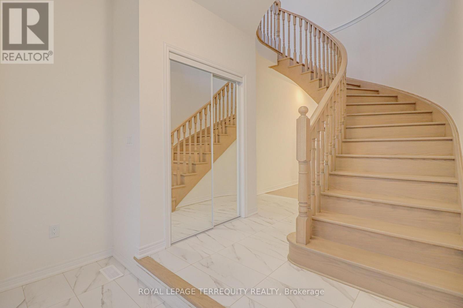 3915 Koenig Road, Burlington, Ontario  L7M 0Z9 - Photo 4 - W12167367