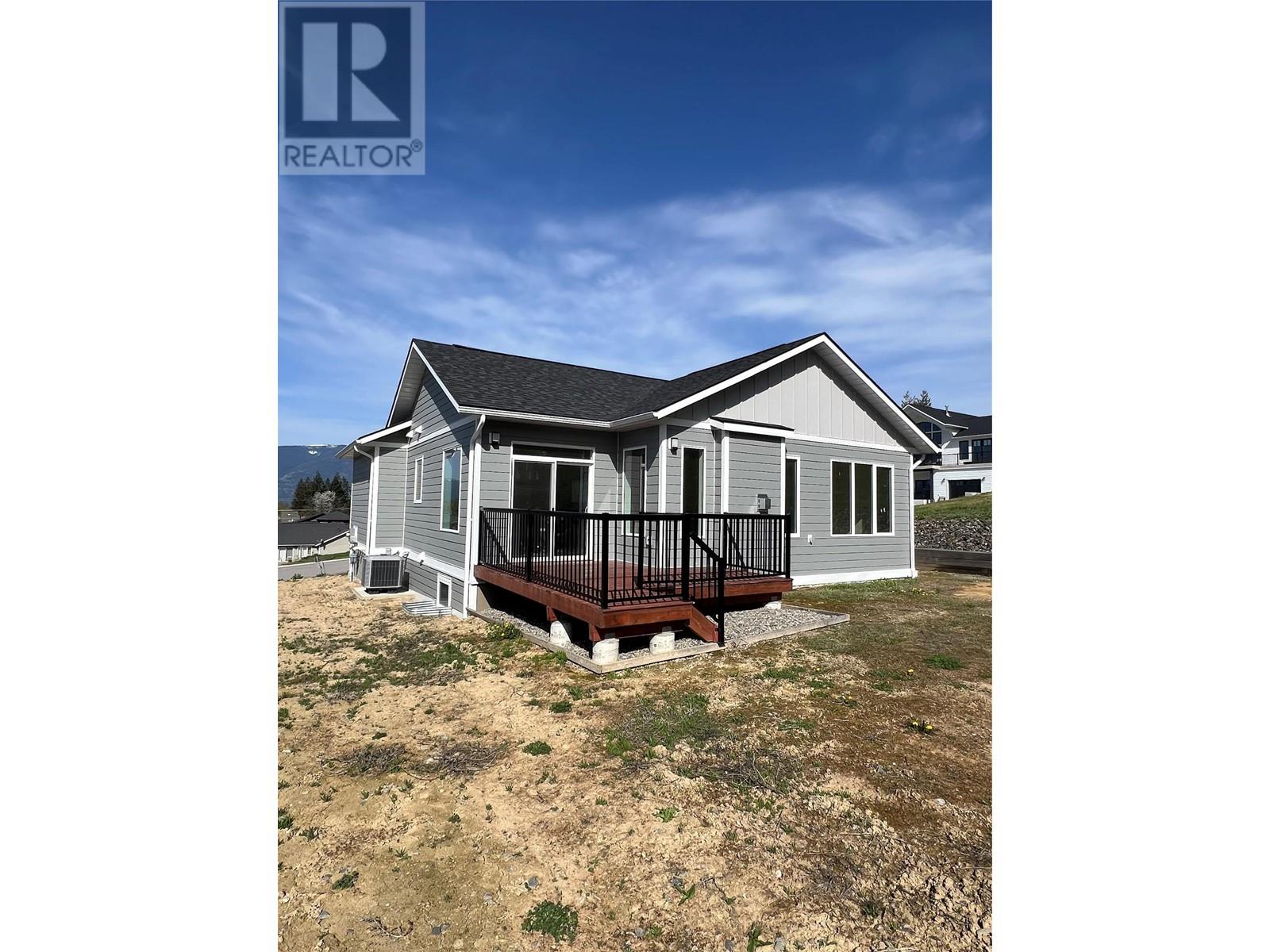 Property at 712 Mountain View Crescent image 4