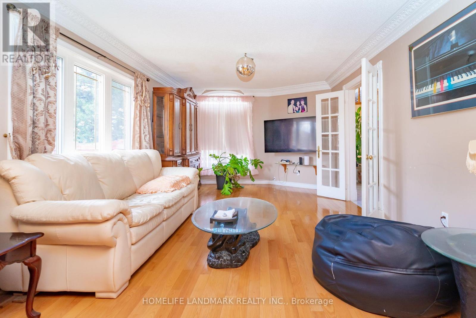 3211 Bloomfield Drive, Mississauga, Ontario  L5N 6V2 - Photo 4 - W12170051