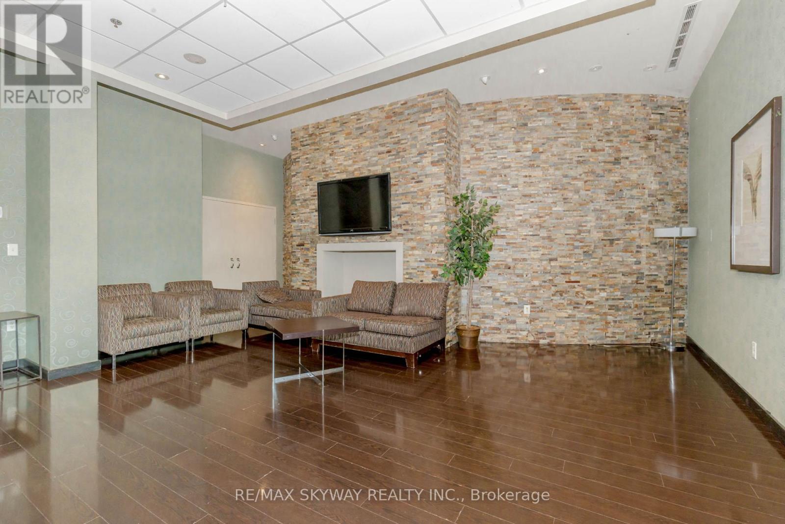 403 - 215 Queen Street E, Brampton, Ontario  L6W 0A9 - Photo 4 - W12170100