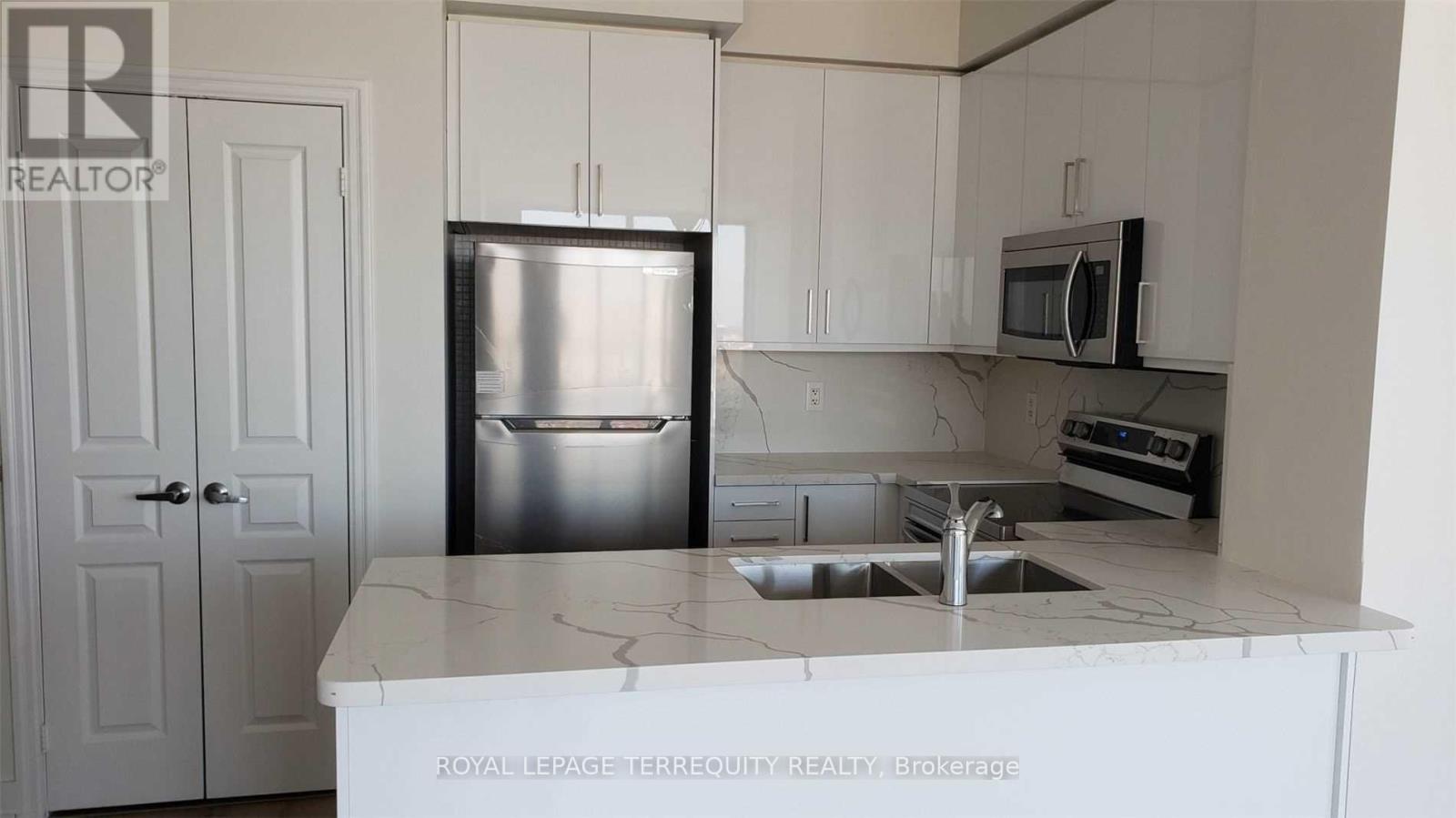 2702 - 3939 Duke Of York Boulevard, Mississauga, Ontario  L5B 4N2 - Photo 2 - W12170157