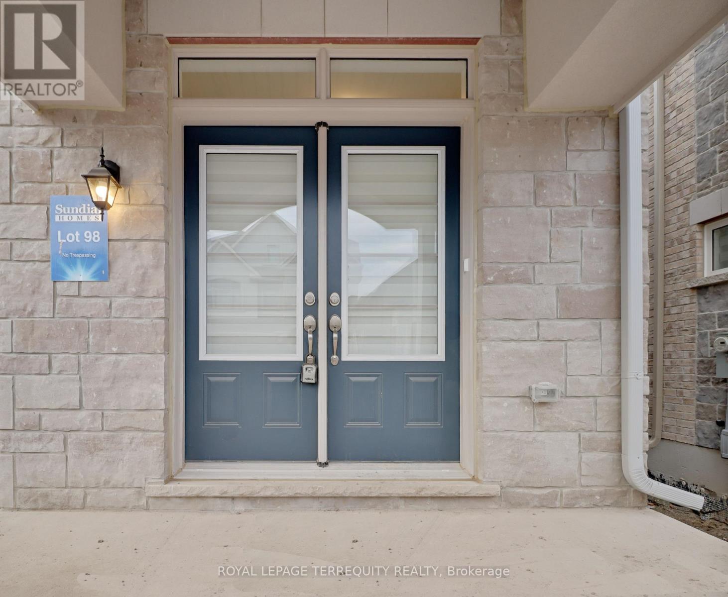 3915 Koenig Road, Burlington, Ontario  L7M 0Z9 - Photo 3 - W12167367