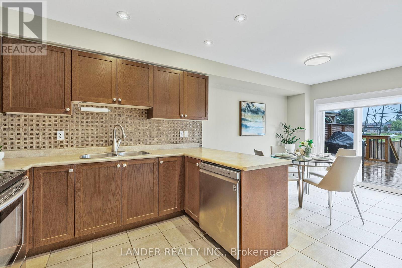 382 Rannie Road, Newmarket, Ontario  L3X 2N3 - Photo 17 - N12170245