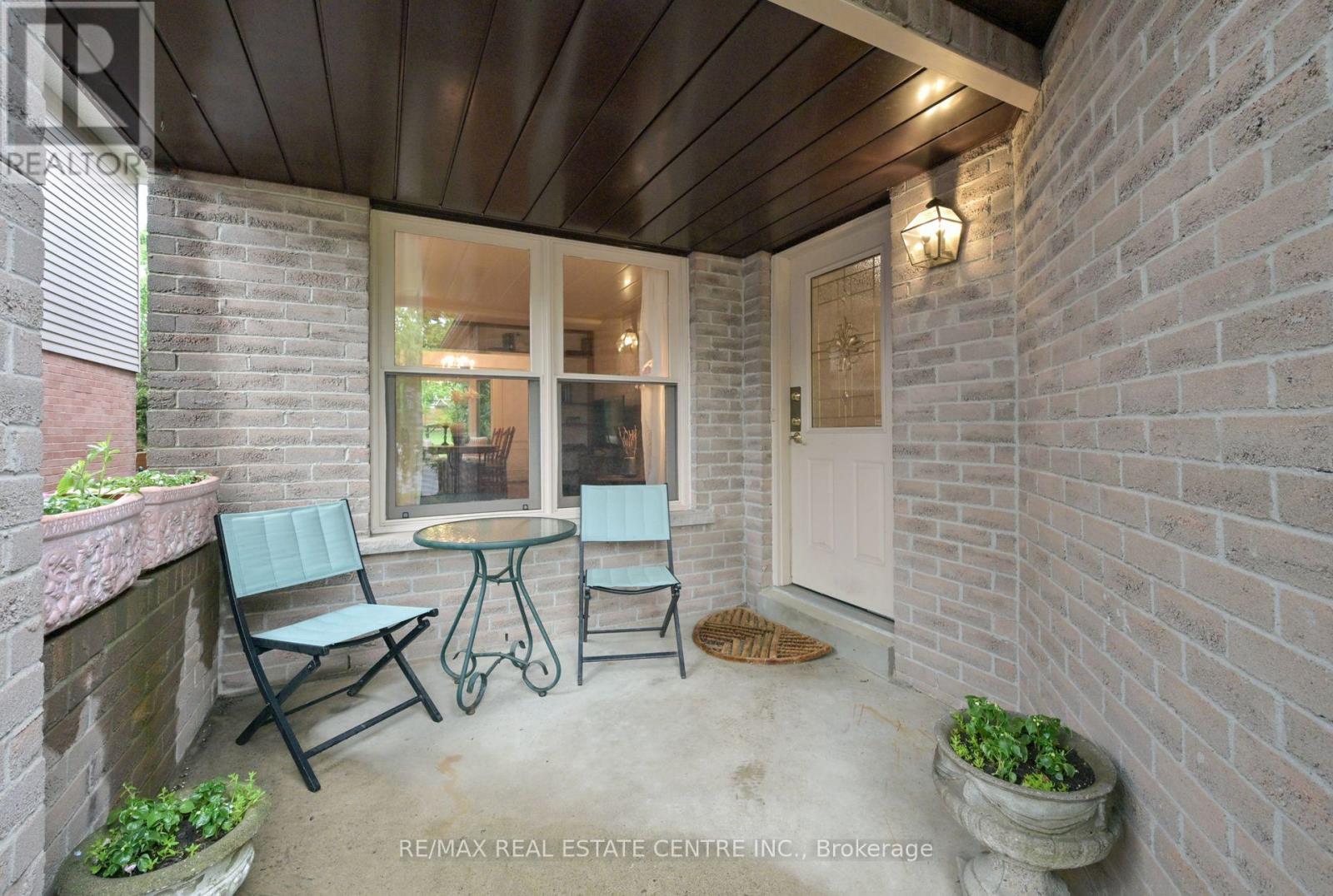 22 Horton Crescent, Brampton, Ontario  L6S 5J2 - Photo 3 - W12170273