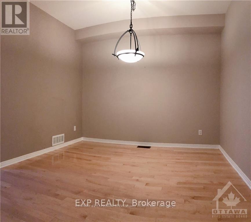 735 Nakina Way, Ottawa, Ontario  K1V 2H9 - Photo 2 - X12170410
