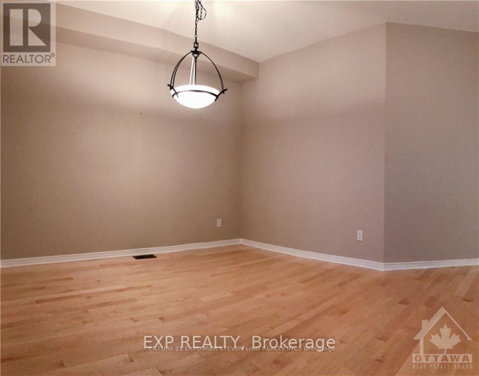 735 Nakina Way, Ottawa, Ontario  K1V 2H9 - Photo 3 - X12170410