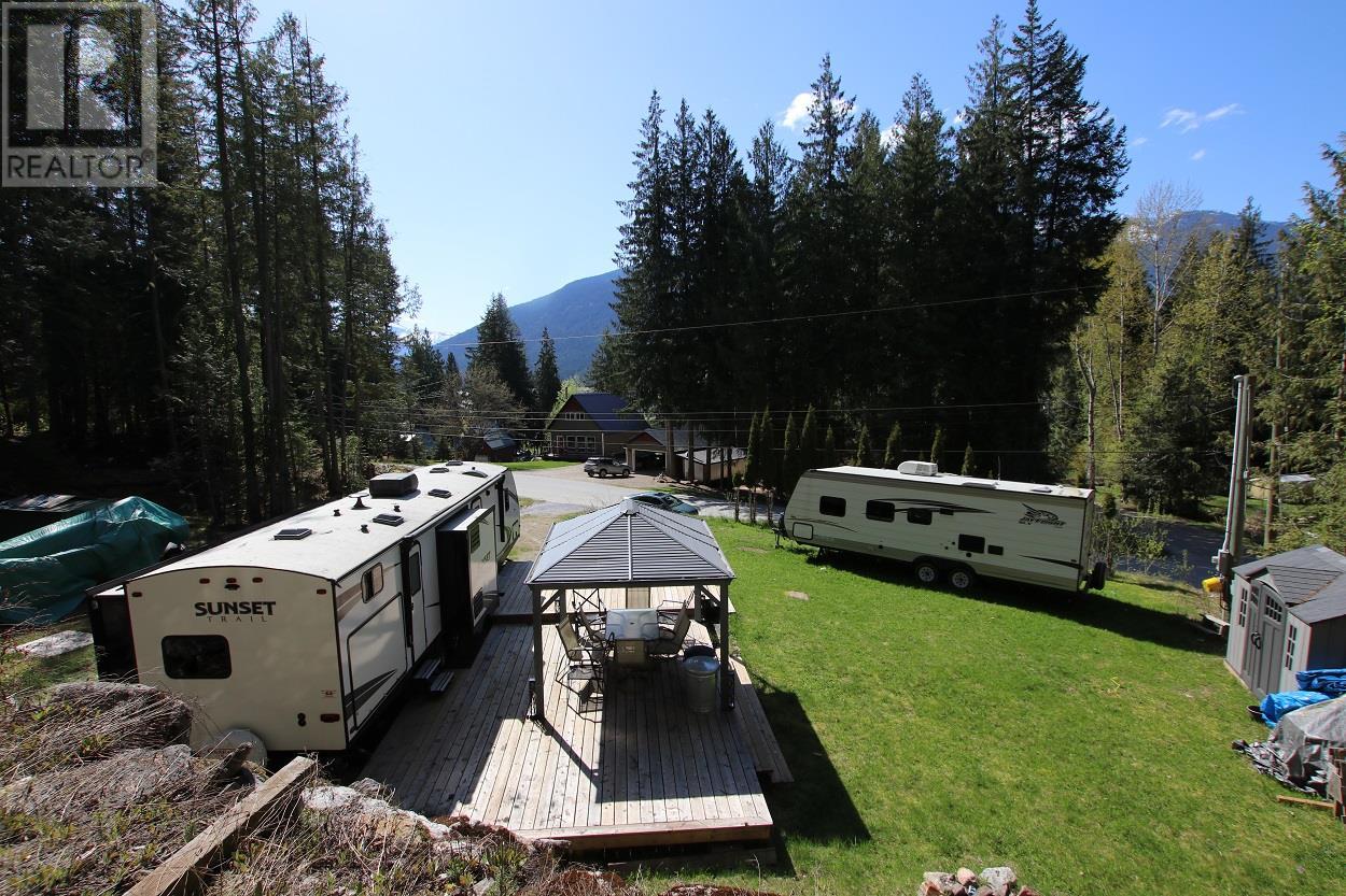 483 Bayview Road, Nakusp, British Columbia