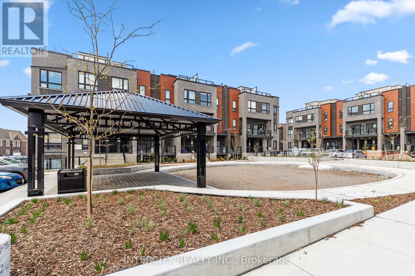 15 - 11 LYTHAM GREEN CIRCLE, Newmarket, Ontario