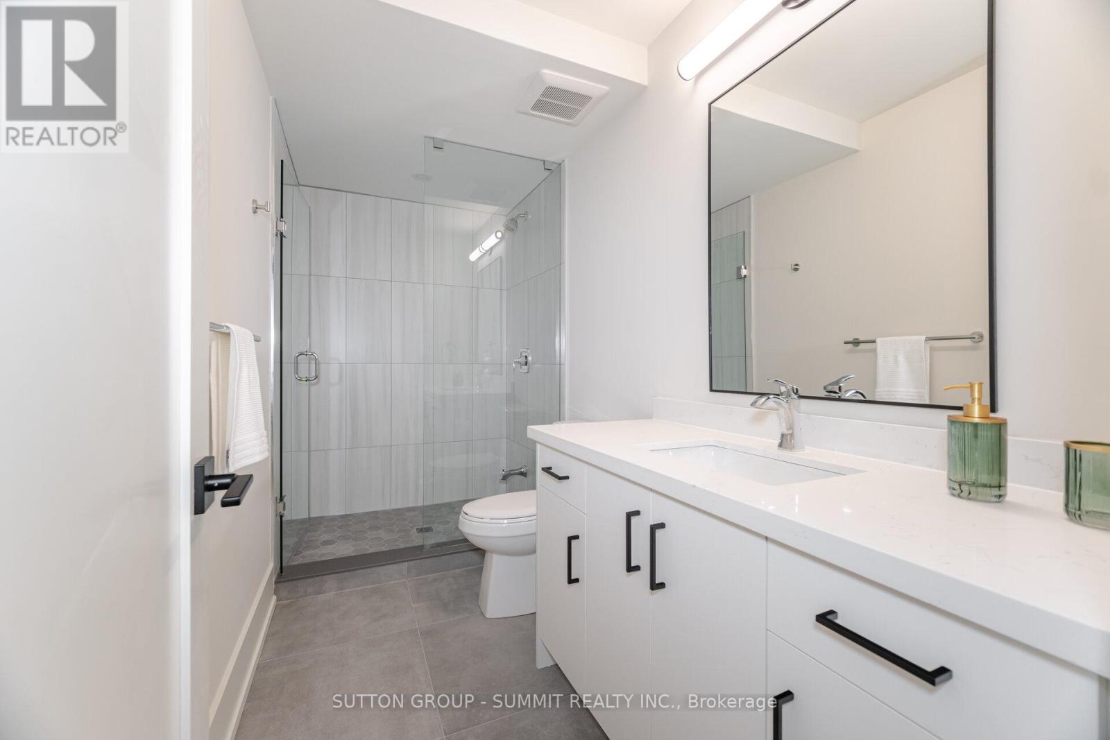 62 Ash Crescent, Toronto, Ontario  M8W 1E6 - Photo 44 - W12070692