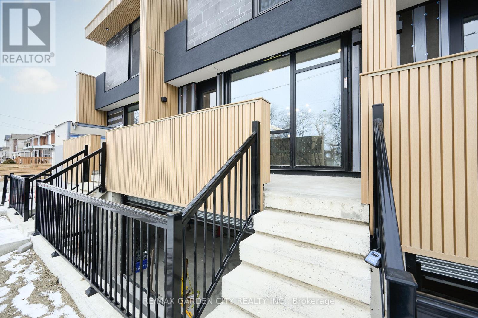 4b - 200 Browns Line, Toronto (Alderwood), Ontario  M8W 3T4 - Photo 2 - W12170340