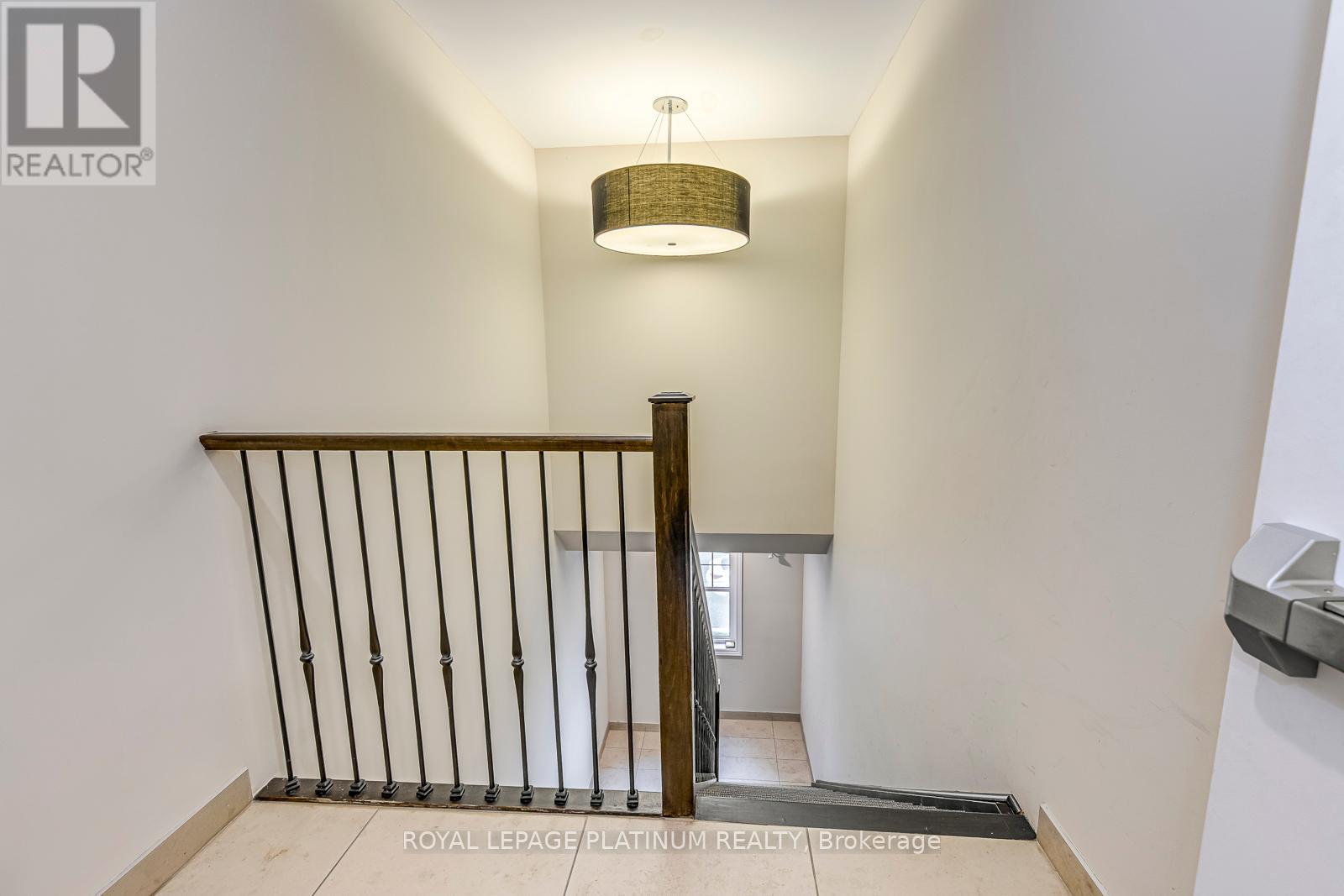 302 - 2339 Sawgrass Drive, Oakville, Ontario  L6H 6M8 - Photo 4 - W12170368