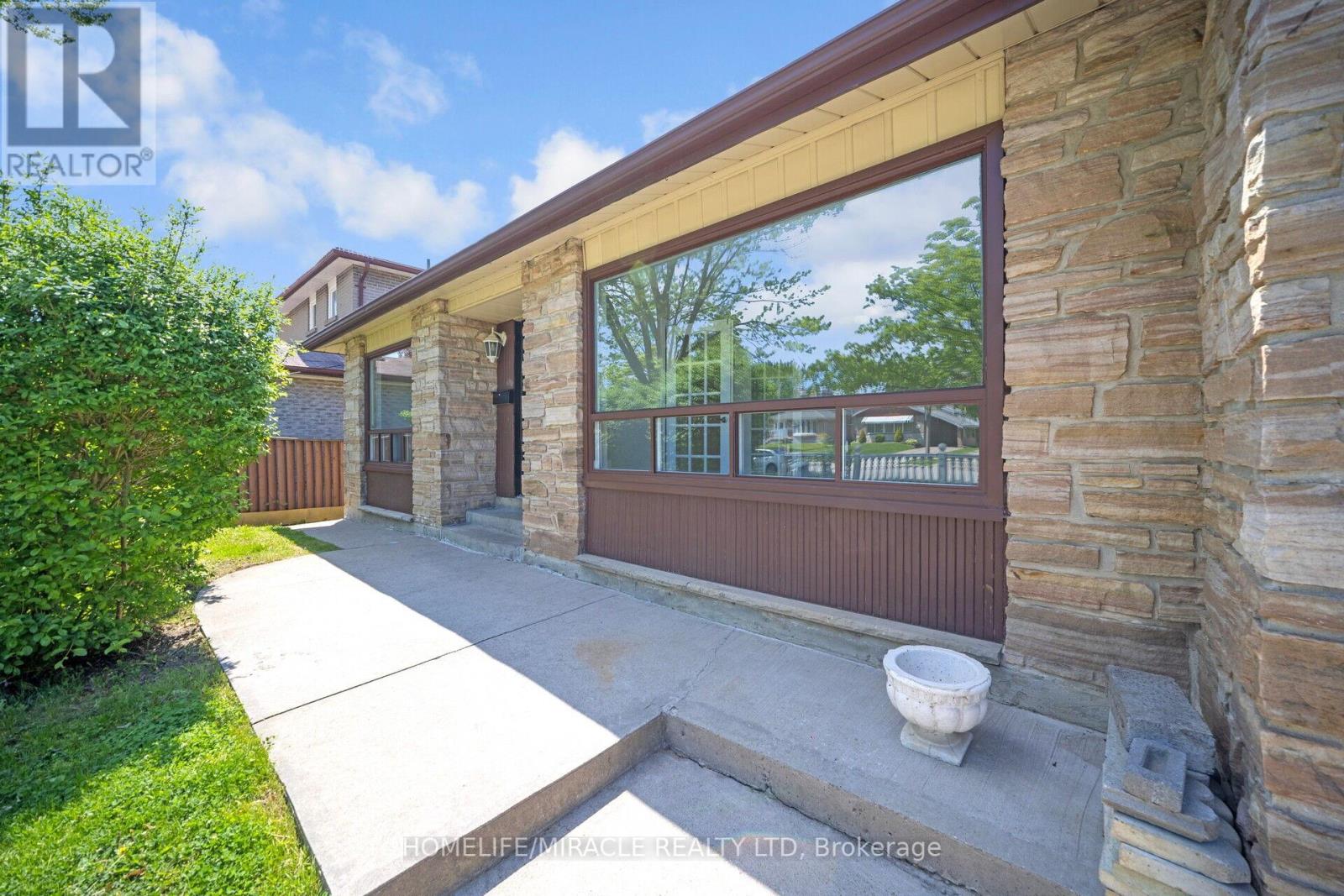 106 Silverstone Drive, Toronto, Ontario  M9V 3G7 - Photo 4 - W12170396