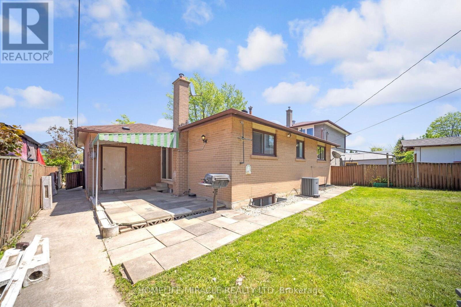 106 Silverstone Drive, Toronto, Ontario  M9V 3G7 - Photo 47 - W12170396