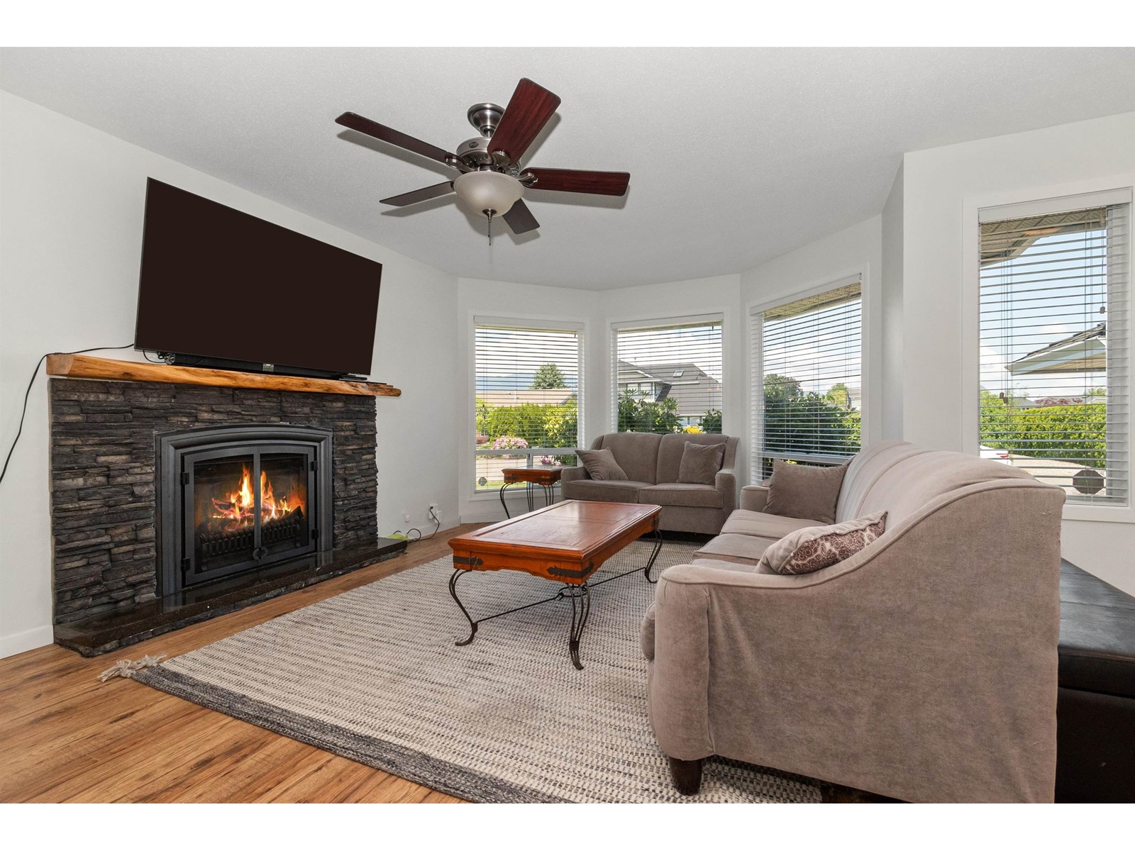 Property at 45210 BLUEJAY AVENUE image 4